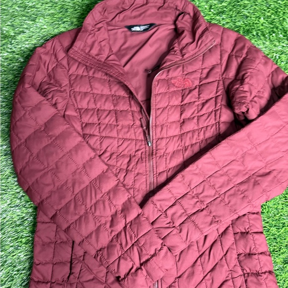 The North Face Women's Puffer Jacket - Maroon Thermoball size Women’s Medium - Picture 4 of 15